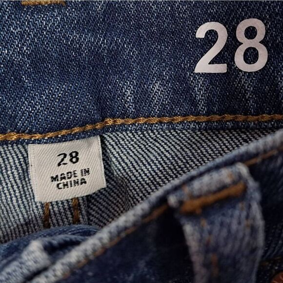 J. Crew Women's 10" Demi-Boot Crop Jean in Stone Street Wash size 28 - Picture 5 of 9